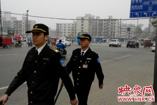 每天，老王的工作就是在火車站附近巡邏