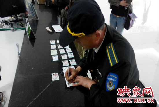 撿到的身份證，巡防隊(duì)員通常是自費(fèi)郵寄給失主。