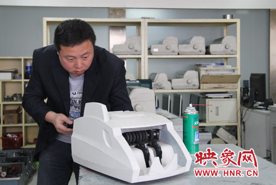 陸涌每天的工作就是和機(jī)器“談心”、發(fā)現(xiàn)故障、修好它們。
