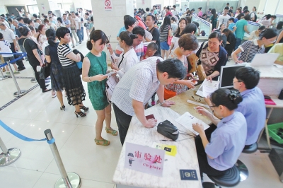 6月30日上午9時(shí)20分，鄭州市公安局出入境管理處辦事大廳內(nèi)擠滿前來(lái)辦理護(hù)照、簽證的群眾。