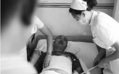 昨天，鄭州市第一人民醫(yī)院，被打傷的鄭州管城區(qū)執(zhí)法隊員唐建偉在接受治療。