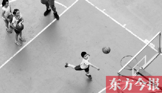 7月2日，河南工業(yè)大學(xué)籃球場內(nèi)，幾名孩子正在接受籃球訓(xùn)練