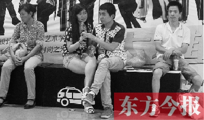 昨天，火車站地一大道納涼點(diǎn)已有許多市民坐在商場(chǎng)的椅子上乘涼