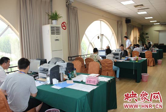高招錄取現(xiàn)場(chǎng)錄檢組工作人員正在緊張工作中。