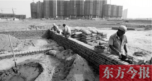 7月8日，鄭州市銀鶯路南端，一處新建的小學(xué)和中學(xué)剛剛開(kāi)始動(dòng)工