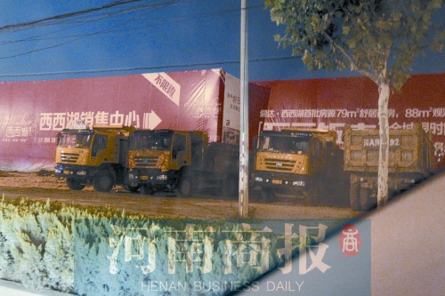 昨夜，記者發(fā)現(xiàn)一些工地外，渣土車們正在“休息”記者 鄧萬(wàn)里/攝