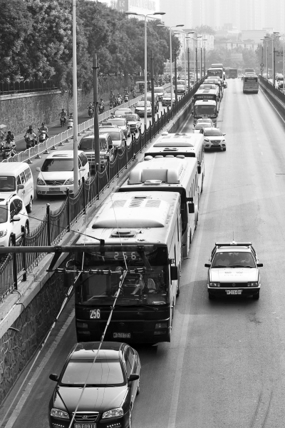 大量的機(jī)動(dòng)車由京廣路向北前行，右拐后涌上中原路地下道。