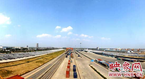 鄭州鐵路集裝箱中心站內(nèi)，滿載貨物的國際班列從這里開出。段晉哲/攝