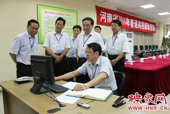 副省長(zhǎng)徐濟(jì)超在高招錄取現(xiàn)場(chǎng)聽(tīng)取工作人員匯報(bào)。