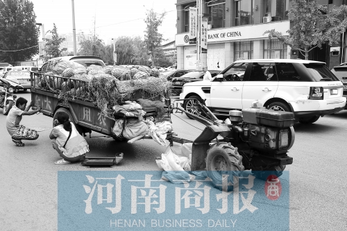 兩車相蹭后，小陳與妻子慌了神