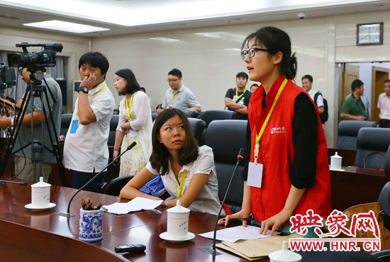 映象網(wǎng)記者就網(wǎng)友關(guān)心熱點(diǎn)問(wèn)題向省教育廳副廳長(zhǎng)尹洪斌提問(wèn)。