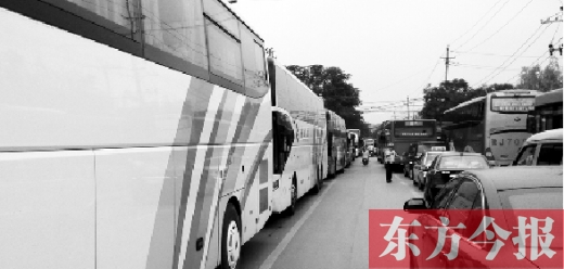 昨日，只能由東向西單行的鄭州市城南路上，闖進了由西向東行駛的大巴車，造成嚴重交通擁堵