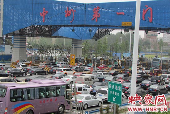 鄭州機(jī)場(chǎng)收費(fèi)站口（中州第一門）車輛排隊(duì)擁堵情況嚴(yán)重。