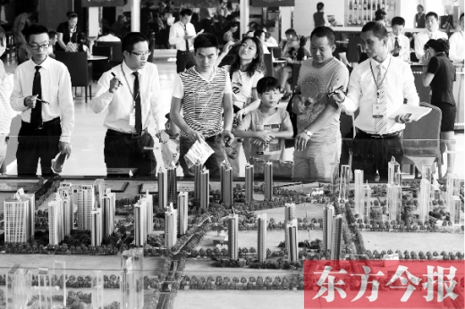 昨天上午，在鄭州市區(qū)一售樓部?jī)?nèi)，看房的顧客比平時(shí)多了不少