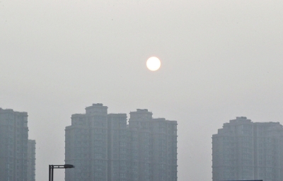 昨天，鄭州市區(qū)，霧霾遮擋的太陽(yáng)像個(gè)月亮。