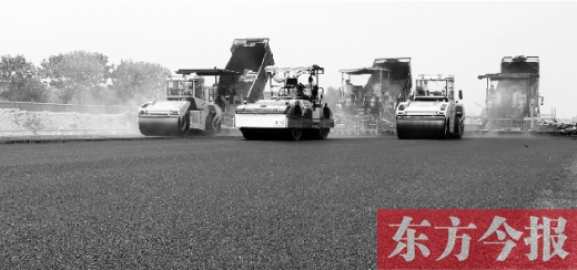 鄭州通航試驗(yàn)區(qū)上街機(jī)場(chǎng)的改擴(kuò)建工程正在緊張施工，寬闊的跑道已經(jīng)基本竣工