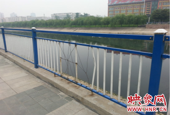 公園內(nèi)多個(gè)護(hù)欄中間的鋼筋條不翼而飛，僅僅是用幾根細(xì)細(xì)鐵絲纏住。