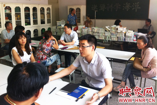各區(qū)受理咨詢的教育部門工作人員對于提出的問題一一作出解答。