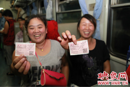 進疆棉農(nóng)展示前往烏魯木齊的車票。