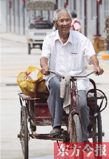 83歲的胡新有老人每天下午都騎著三輪車出門撿廢品，換的錢都捐了出去