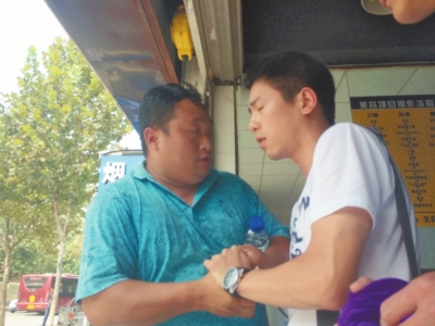 記者正查看照片，突遭藍(lán)衣男強(qiáng)搶手機(jī)。