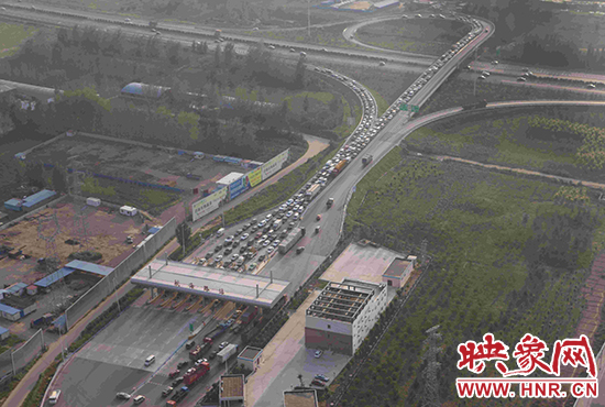 圖為鄭州環(huán)城高速航海路上下口，已經(jīng)出現(xiàn)車輛排隊(duì)情況。