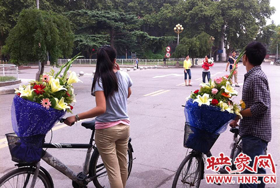 在鄭州大學(xué)南校區(qū)，有不少學(xué)生三五成群，手捧鮮花。