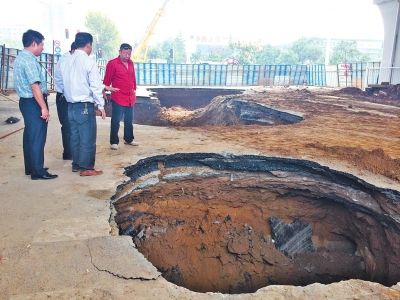 9月20日，中原路西三環(huán)交叉口坍塌現(xiàn)場