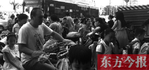 9月4日下午，文化路一小附近，大批陪讀家長接孩子。