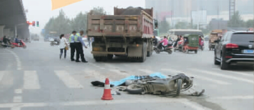 昨日，鄭州市建設路與西四環(huán)交叉口附近，一輛后八輪大貨車將一輛電動車卷入車輪下。
