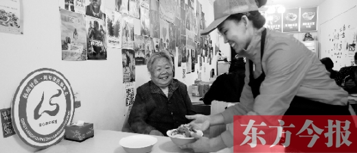 9月29日，輕院社區(qū)的“空巢老人”荊阿姨在一家飯店免費(fèi)吃午餐