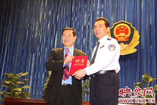 在歡迎儀式上，李昌鈺博士從鐵路警察學院院長郝宏奎手中接過了客座教授的聘書。