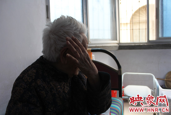 說(shuō)起敬老院要搬遷,老太太忍不住流眼淚。