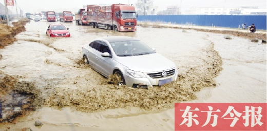 昨日的水坑現(xiàn)場，“坑車”的情況仍在繼續(xù)上演