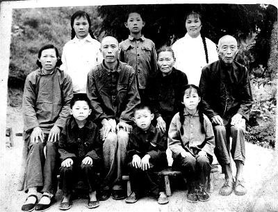 1970年，何兆勝一家人在荊門合影，中排左二為何兆勝。