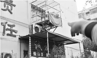 發(fā)生矛盾的一二樓鄰居，喇叭就安裝在二樓窗口。