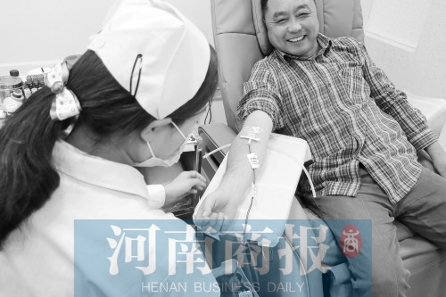 昨天，有市民看了商報報道后，前往獻血點獻血 記者 張郁/攝