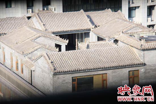這座建筑里面的裝修奢華考究，門窗和吊頂均為紅木。