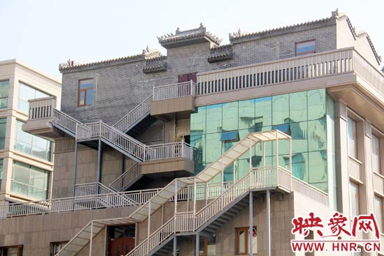 這座建筑的背面，已建好步梯。