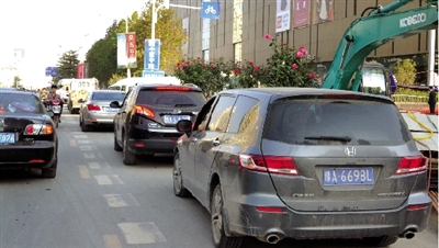 中原路華山路口，花壇擋了進入地下商場的車流