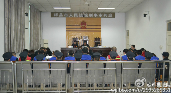 今天上午9：00，鄭州“皇家一號(hào)”系列案被告人賈某某等十一人涉嫌協(xié)助組織賣淫罪一案在輝縣市人民法院2