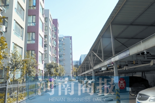 鄭州建設(shè)西路與工農(nóng)路交叉口西北角附近一小區(qū)內(nèi)，立體車庫已投入使用