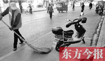 昨日，鄭州市中州大道上，穿梭于車流中上崗的環(huán)衛(wèi)工