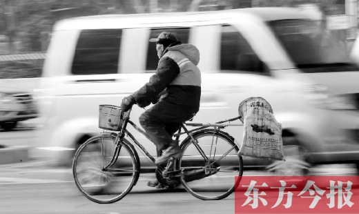 昨日，鄭州市中州大道上，穿梭于車流中上崗的環(huán)衛(wèi)工