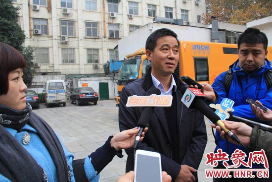 鄭州城市管理局行政執(zhí)法監(jiān)察支隊二大隊副大隊長杜陸水就“河南省人民會堂違法戶外廣告”一事，接受媒體采訪
