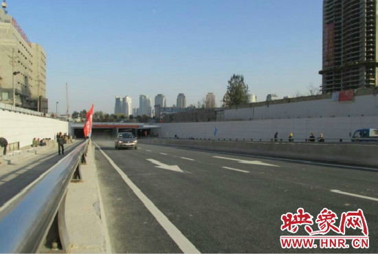 紅專路下穿中州大道隧道工程西起紅專路與姚寨路交叉口，東至紅專路與龍湖外環(huán)路交叉口。