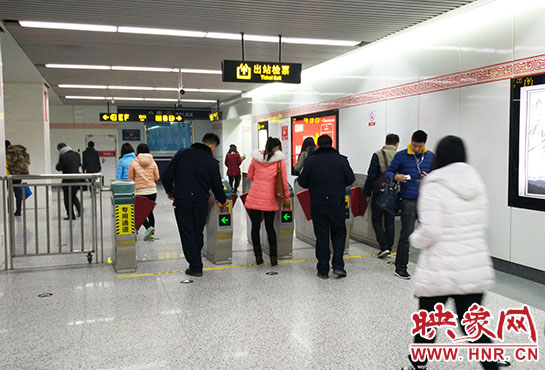 出站閘機(jī)口并沒(méi)有地鐵工作人員。