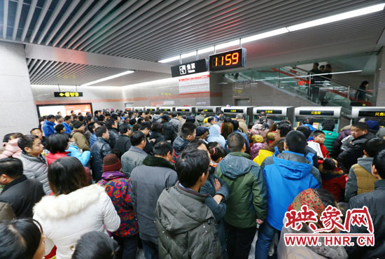 地鐵開通首日，上午十一點(diǎn)五十九分，紫荊山地鐵站售票機(jī)前擠滿了買票的市民。