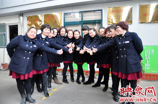 1月6日， 鄭州公交四公司一車隊104路公交線路的女車長們換上了新冬裝，讓人耳目一新。