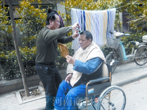 2011年8月18日，老鄰居給高新海剪發(fā)